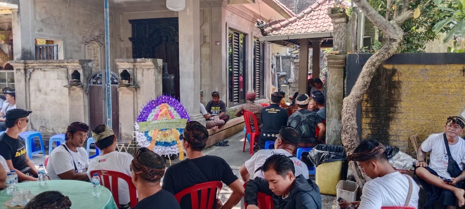 podiumnews.com-Pelaku Tega Tusuk Korban di Depan Anak-Istrinya 